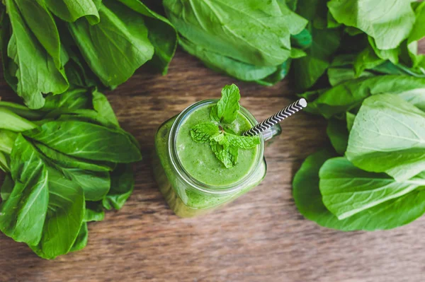 Mason tazza vaso pieno di spinaci verdi — Foto Stock