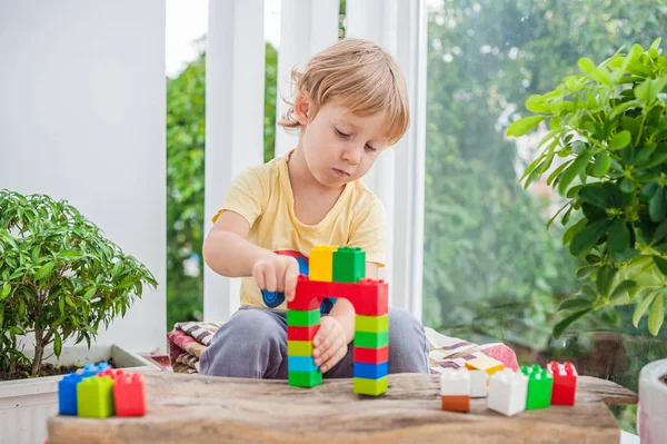 Мальчик с красочными пластиковыми блоками — стоковое фото