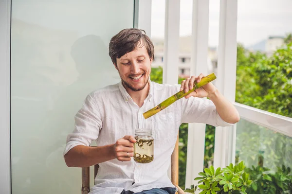 Homem brincando comer cana de açúcar — Fotografia de Stock