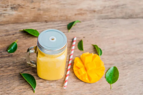 Juicy smoothie from mango — Stock Photo, Image