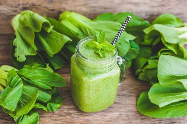 Mason tazza vaso pieno di spinaci verdi — Foto Stock