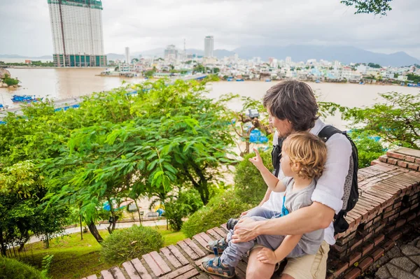 Padre e hijo pequeño en Vietnam — Foto de Stock