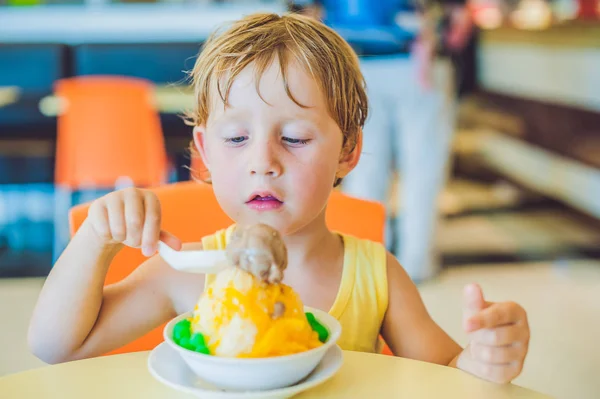 Niño comiendo helado. — Foto de Stock