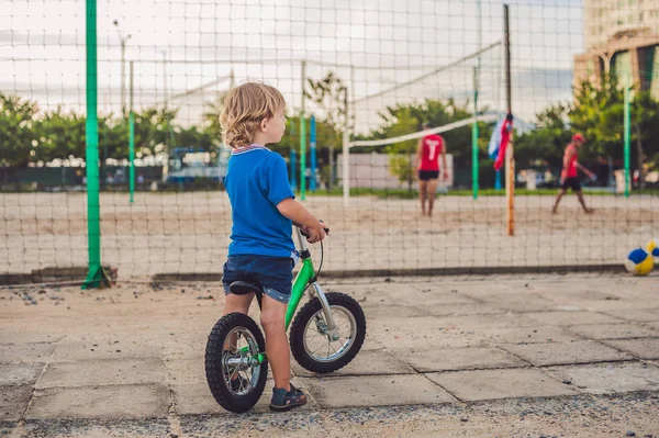 Niño rubio conduciendo bicicleta —  Fotos de Stock