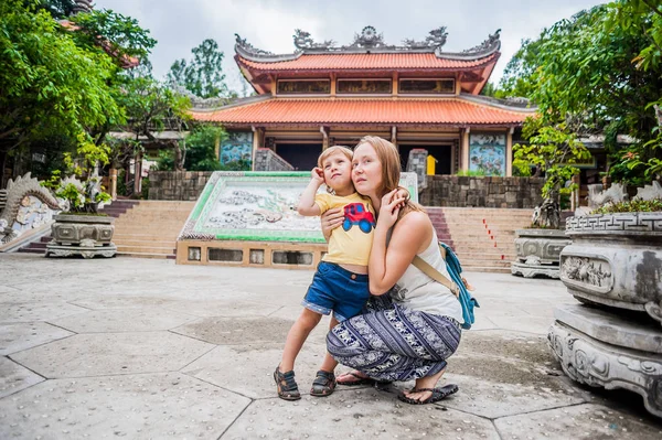 Turistas mamá e hijo en Long Pagoda — Foto de Stock