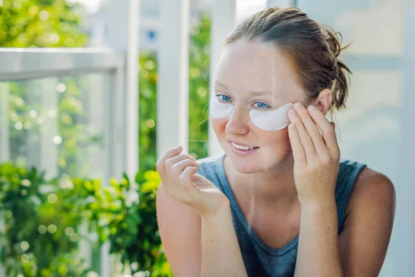 Red-haired woman with eye patches — Stock Photo, Image