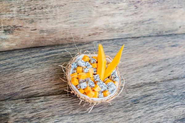 Fruktsallad med dragon frukt och papaya — Stockfoto