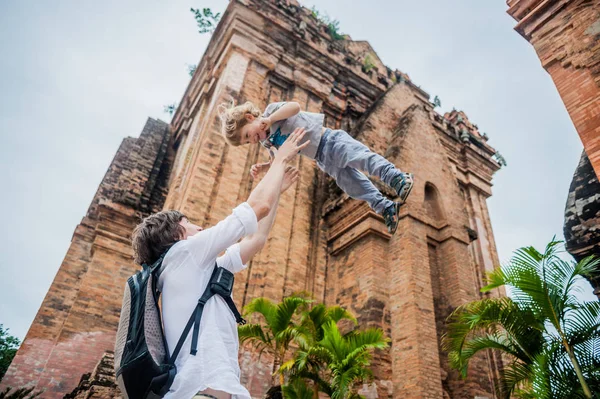 Padre e hijo pequeño en Vietnam — Foto de Stock