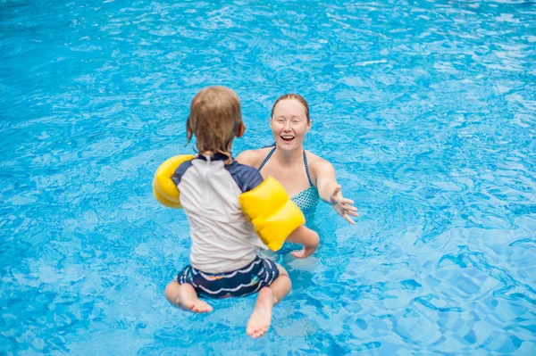 Menino saltar para a água da piscina . — Fotografia de Stock