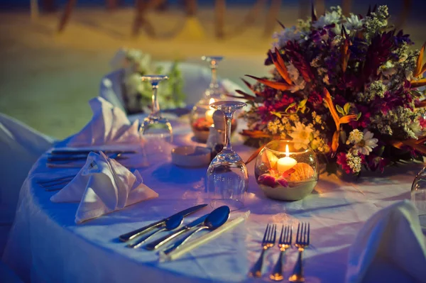 Романтический ужин на пляже — стоковое фото