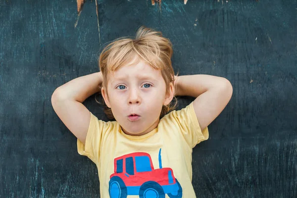 Niño rubio con espacio para el texto — Foto de Stock