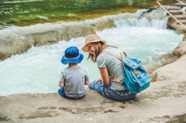 Köprüde oturan Anne ve genç oğlu 