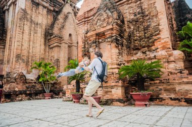 Baba ve yürümeye başlayan çocuk oğul Vietnam