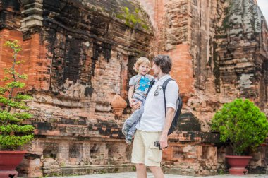 Baba ve yürümeye başlayan çocuk oğul Vietnam