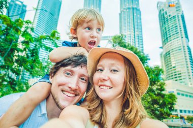  Aile alarak selfie gökdelenler arka plan üzerinde