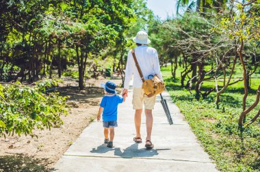 Baba ve oğul park yolda gidin.