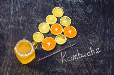 Ev yapımı fermente ham Kombucha çayı 
