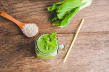 Mason kavanoza kupa yeşil ıspanak ile dolu