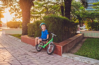 sarışın çocuk çocuk sürüş Bisiklet 