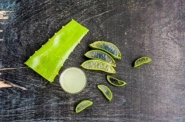 Aloe vera parçaları ve aloe jeli 