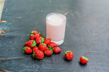 çilek ve bir bardak süt 