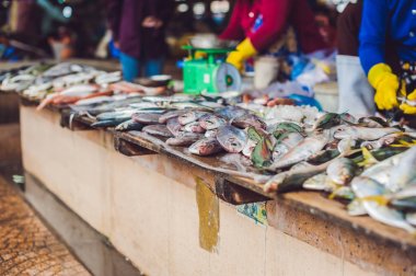 Vietnamca piyasada taze deniz ürünleri.