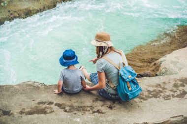 Köprüde oturan Anne ve genç oğlu 