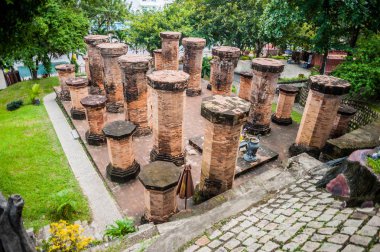 Eski tuğla cham kuleler Nha Trang içinde