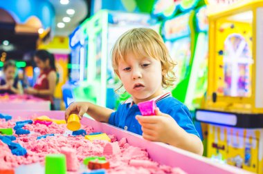 Kinetik kumla oynayan çocuk