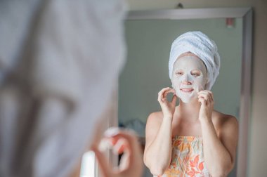  kadının yüz maskesi sayfası yapması