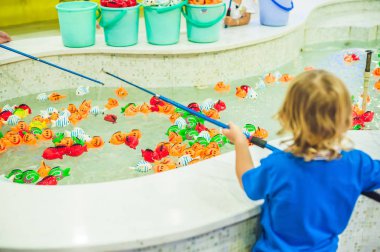 Sevimli çocuk oyun odası Balık tutma. 