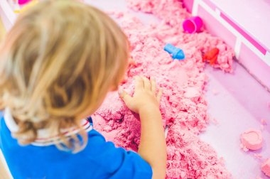 Kinetik kumla oynayan çocuk