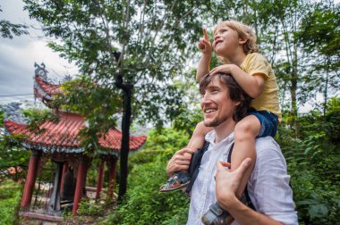 Baba ve oğul uzun oğlu Pagoda içinde
