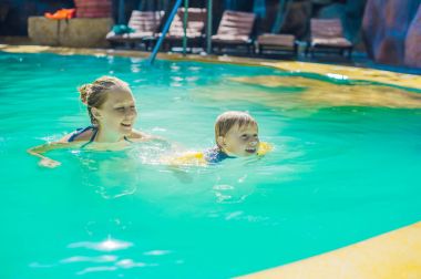 Anne ve todler oğlu bir yüzme havuzunda.