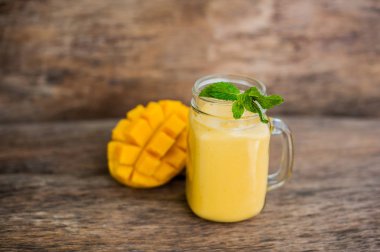 Mango smoothie bir cam Mason kavanoz 