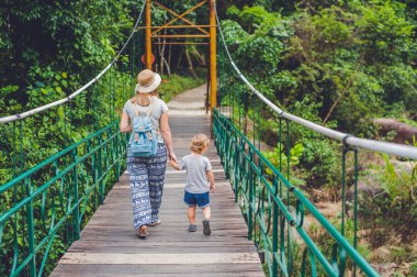 Anne ve oğlu bir asma köprü üzerinde gidiyoruz
