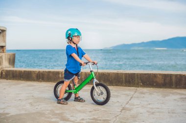 çocuk çocuk ve denize yakın Bisiklet.