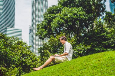 işadamı veya öğrenci ben dizüstü bilgisayar kullanarak