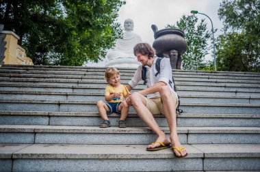 Baba ve oğul uzun oğlu Pagoda içinde