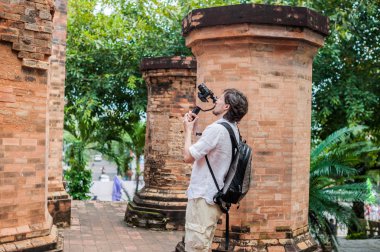 Adam kameramanların Po Nagar Cham Tovers.