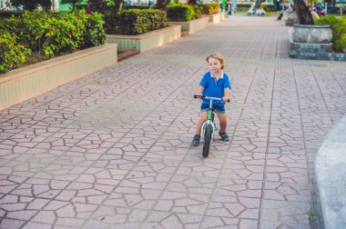  sarışın çocuk çocuk sürüş Bisiklet 