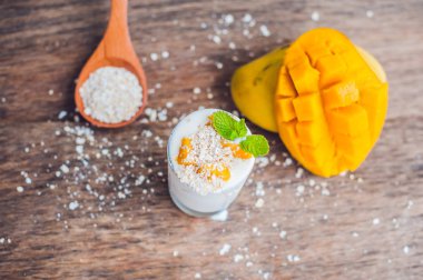 Taze mango ile ev yapımı yoğurt 