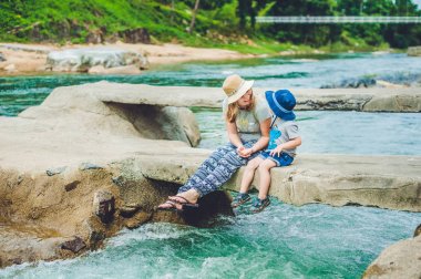 Köprüde oturan Anne ve genç oğlu 