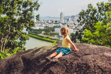 Çocuk turist Vietnam. 
