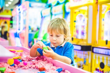 Kinetik kumla oynayan çocuk