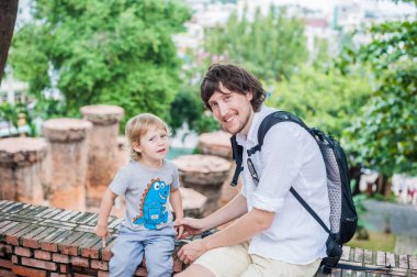 Baba ve yürümeye başlayan çocuk oğul Vietnam