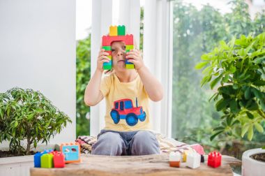 çocuk ile renkli plastik blok