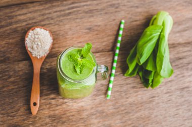 Mason kavanoza kupa ıspanak ile dolu