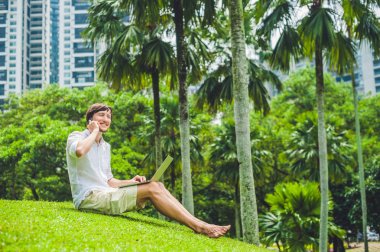 işadamı veya öğrenci ben dizüstü bilgisayar kullanarak
