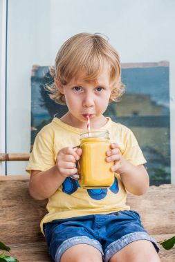 Çocuk içme sulu güler yüzlü